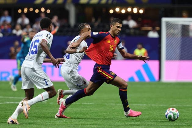 FIFA World Cup, WM, Weltmeisterschaft, Fussball 2026 - Group H - Spain vs Cabo Verde Rodri (R) of Spain in action against Dailon Livramento (C) of Cape Verde during the FIFA World Cup 2026 group stage match Spain vs Cabo Verde, in Atlanta, USA, 15 June 2026. ATLANTA United States  Copyright: xRONALDxWITTEKx