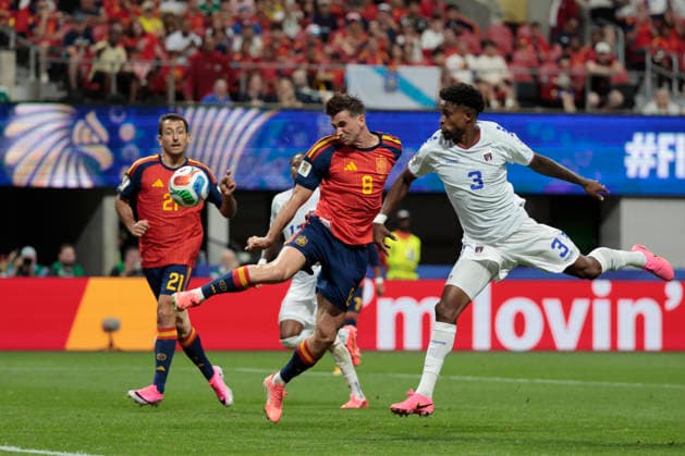 Spain s Fabian Ruiz (C) in action against Cape Verde s Diney (R) during the 2026 FIFA World Cup, WM, Weltmeisterschaft, Fussball group H soccer match between Spain and Cape Verde at Mercedes-Benz Stadium, in Atlanta, Georgia, United States, 15 June 2026. FIFA World Cup 2026 - Group H - Spain vs. Cape Verde !ACHTUNG: NUR REDAKTIONELLE NUTZUNG!  Copyright: xLavandeiraxJrx GRAF8934 20260615-55020604811_1