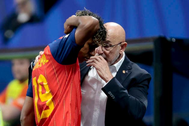 Spain s head coach Luis de la Fuente (R) gives instructions to striker Lamine Yamal (L) during the 2026 FIFA World Cup, WM, Weltmeisterschaft, Fussball group H soccer match between Spain and Cape Verde at Mercedes-Benz Stadium, in Atlanta, Georgia, United States, 15 June 2026. FIFA World Cup 2026 - Group H - Spain vs. Cape Verde !ACHTUNG: NUR REDAKTIONELLE NUTZUNG!  Copyright: xLavandeiraxJrx GRAF8936 20260615-55020604829_1