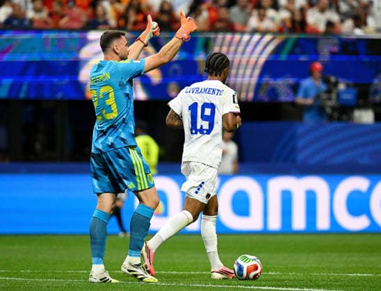 (260616) -- ATLANTA, June 16, 2026 -- Goalkeeper Unai Simon (L) of Spain gives a thumbs up during the group H match between Spain and Cape Verde at the 2026 FIFA World Cup, WM, Weltmeisterschaft, Fussball at Atlanta Stadium in Atlanta, the United States, June 15, 2026. ) (SP)U.S.-ATLANTA-FOOTBALL-FIFA WORLD CUP-GROUP H-ESP VS CPV JuxHuanzong 