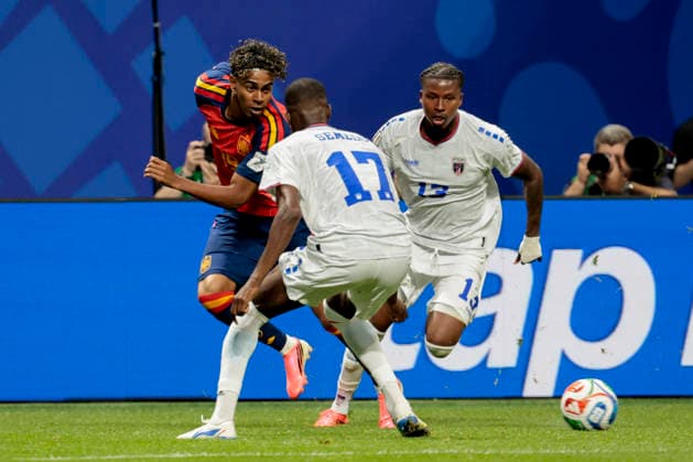 Spain s Lamine Yamal (L) in action against Cape Verde s Willy Semedo (C) and Sidny Cabral (R) during the 2026 FIFA World Cup, WM, Weltmeisterschaft, Fussball group H soccer match between Spain and Cape Verde at Mercedes-Benz Stadium, in Atlanta, Georgia, United States, 15 June 2026. FIFA World Cup 2026 - Group H - Spain vs. Cape Verde !ACHTUNG: NUR REDAKTIONELLE NUTZUNG!  Copyright: xLavandeiraxJrx GRAF8939 20260615-55020604906_1