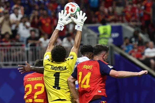 FIFA World Cup, WM, Weltmeisterschaft, Fussball 2026 - Group H - Spain vs Cabo Verde Goalkeeper Vozinha (2-L) of Cape Verde in action during the FIFA World Cup 2026 group stage match Spain vs Cabo Verde, in Atlanta, USA, 15 June 2026. ATLANTA United States  Copyright: xRONALDxWITTEKx