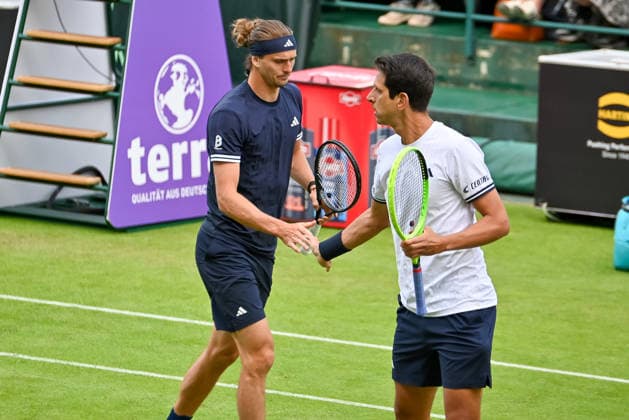 Alexander Zverev (GER) und Marcelo Melo (BRA) klatschen ab TERRA WORTMANN Open 2026, Tennis, ATP, Tennis Herren Tennis Herren 500, Turnier, Hauptfeld, 15.06.2026, TERRA WORTMANN Open 2026, Tennis, ATP, Tennis Herren 500, Turnier, Hauptfeld, 15.06.2026 Halle