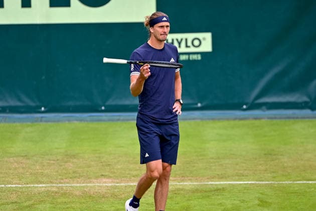 Alexander Zverev (GER) laesst seinen Schlaeger laessig rotieren TERRA WORTMANN Open 2026, Tennis, ATP, Tennis Herren Tennis Herren 500, Turnier, Hauptfeld, 15.06.2026, TERRA WORTMANN Open 2026, Tennis, ATP, Tennis Herren 500, Turnier, Hauptfeld, 15.06.2026 Halle