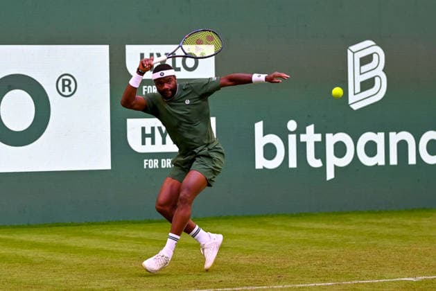 Frances Tiafoe (USA) schlaegt einen Ball mit der Vorhand TERRA WORTMANN Open 2026, Tennis, ATP, Tennis Herren Tennis Herren 500, Turnier, Hauptfeld, 15.06.2026, TERRA WORTMANN Open 2026, Tennis, ATP, Tennis Herren 500, Turnier, Hauptfeld, 15.06.2026 Halle