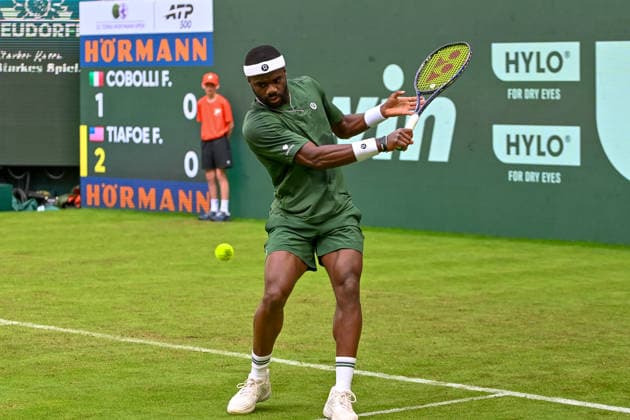 Frances Tiafoe (USA) erwartet den Ball auf der Rueckhand TERRA WORTMANN Open 2026, Tennis, ATP, Tennis Herren Tennis Herren 500, Turnier, Hauptfeld, 15.06.2026, TERRA WORTMANN Open 2026, Tennis, ATP, Tennis Herren 500, Turnier, Hauptfeld, 15.06.2026 Halle