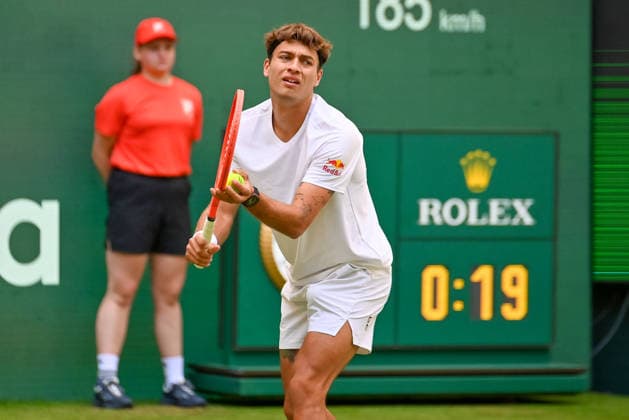 Flavio Cobolli (ITA) beim Aufschlag TERRA WORTMANN Open 2026, Tennis, ATP, Tennis Herren Tennis Herren 500, Turnier, Hauptfeld, 15.06.2026, TERRA WORTMANN Open 2026, Tennis, ATP, Tennis Herren 500, Turnier, Hauptfeld, 15.06.2026 Halle