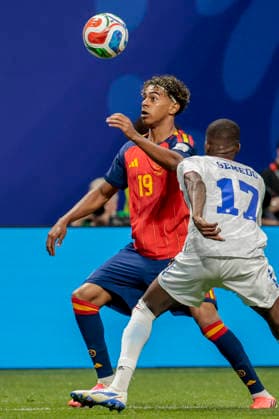 Spain s Lamine Yamal (L) in action against Cape Verde s Willy Semedo (R) during the 2026 FIFA World Cup, WM, Weltmeisterschaft, Fussball group H soccer match between Spain and Cape Verde at Mercedes-Benz Stadium, in Atlanta, Georgia, United States, 15 June 2026. FIFA World Cup 2026 - Group H - Spain vs. Cape Verde !ACHTUNG: NUR REDAKTIONELLE NUTZUNG!  Copyright: xLavandeiraxJrx GRAF8940 20260615-55020604937_1