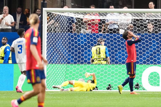 Nuno Da Costa of Cabo Verde (C) makes a save and Fabian Ruiz of Spain (R) reacts during a FIFA Menâ€™s World Cup 2026 Group Stage football match between Spain and Cabo Verde at Atlanta Stadium, in Atlanta on June 15th 2026 (Photo by Alexandra Fechete SPP)  Copyright: xAlexandraxFechete SPPx Sportspressphoto_SPR167377