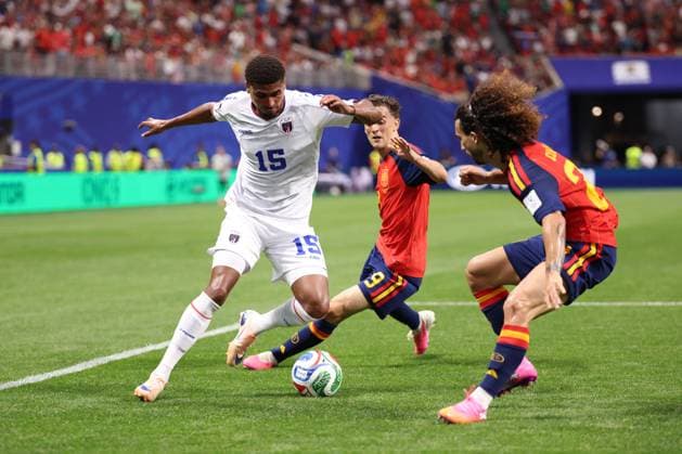 Spain v Cabo Verde: Group H - FIFA World Cup, WM, Weltmeisterschaft, Fussball 2026 Laros Duarte of Cape Verde competes against Gavi and Marc Cucurella of Spain during the FIFA World Cup Group H match between Spain and Cape Verde at the Mercedes-Benz Stadium in Atlanta, United States, on June 15, 2026. Atlanta Georgia United States  Copyright: xMIxNewsx originalFilename:fletcher-spainvsc260615_npKWV.jpg