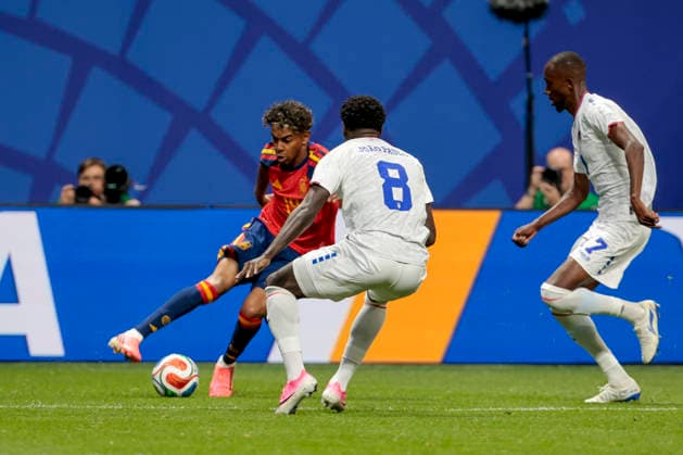 Spain s Lamine Yamal (L) in action against Cape Verde s Joao Paulo (C) during the 2026 FIFA World Cup, WM, Weltmeisterschaft, Fussball group H soccer match between Spain and Cape Verde at Mercedes-Benz Stadium, in Atlanta, Georgia, United States, 15 June 2026. FIFA World Cup 2026 - Group H - Spain vs. Cape Verde !ACHTUNG: NUR REDAKTIONELLE NUTZUNG!  Copyright: xLavandeiraxJrx GRAF8941 20260615-55020604973_1