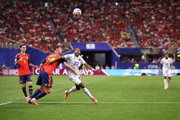 Spain v Cabo Verde: Group H - FIFA World Cup, WM, Weltmeisterschaft, Fussball 2026 Steven Moreira of Cape Verde flicks the ball over Aymeric Laporte of Spain during the FIFA World Cup Group H match between Spain and Cape Verde at the Mercedes-Benz Stadium in Atlanta, United States, on June 15, 2026. Atlanta Georgia United States  Copyright: xMIxNewsx originalFilename:fletcher-spainvsc260615_npp5S.jpg