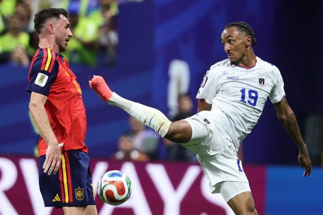 FIFA World Cup, WM, Weltmeisterschaft, Fussball 2026 - Group H - Spain vs Cabo Verde epaselect Aymeric Laporte (L) of Spain in action against Dailon Livramento of Cape Verde during the FIFA World Cup 2026 group stage match Spain vs Cabo Verde, in Atlanta, USA, 15 June 2026. ATLANTA United States  Copyright: xRONALDxWITTEKx