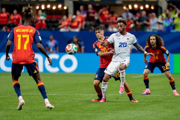 Spain s Pedri (C) in action against Cape Verde s Ryan Mendes (R) during the 2026 FIFA World Cup, WM, Weltmeisterschaft, Fussball group H soccer match between Spain and Cape Verde at Mercedes-Benz Stadium, in Atlanta, Georgia, United States, 15 June 2026. FIFA World Cup 2026 - Group H - Spain vs. Cape Verde !ACHTUNG: NUR REDAKTIONELLE NUTZUNG!  Copyright: xLavandeiraxJrx GRAF8946 20260615-55020605091_1