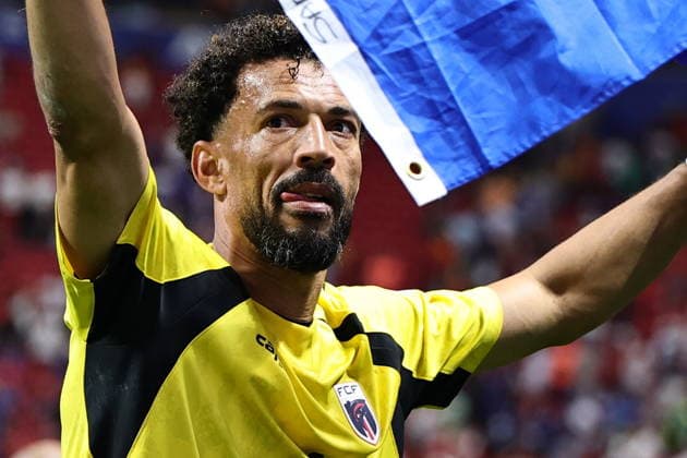 FIFA World Cup, WM, Weltmeisterschaft, Fussball 2026 - Group H - Spain vs Cabo Verde Goalkeeper Vozinha of Cape Verde waves the national flag of Cape Verde after the FIFA World Cup 2026 group stage match Spain vs Cabo Verde, in Atlanta, USA, 15 June 2026. ATLANTA United States  Copyright: xRONALDxWITTEKx