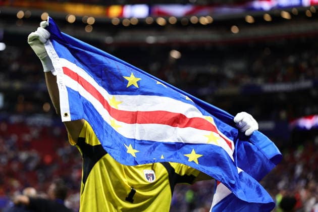 FIFA World Cup, WM, Weltmeisterschaft, Fussball 2026 - Group H - Spain vs Cabo Verde Goalkeeper Vozinha of Cape Verde waves the national flag of Cape Verde after the FIFA World Cup 2026 group stage match Spain vs Cabo Verde, in Atlanta, USA, 15 June 2026. ATLANTA United States  Copyright: xRONALDxWITTEKx