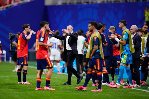 Spain v Cabo Verde: Group H - FIFA World Cup, WM, Weltmeisterschaft, Fussball 2026 Luis de la Fuente, head coach of Spain, talk to the team during the FIFA World Cup 2026 Group H match between Spain and Cabo Verde at Atlanta Stadium on June 15, 2026 in Atlanta, United States. Atlanta GA United States  Copyright: xJosexBretonx originalFilename:bretonhernandez-spainvca260615_npeVK.jpg