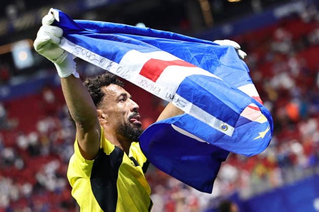 FIFA World Cup, WM, Weltmeisterschaft, Fussball 2026 - Group H - Spain vs Cabo Verde Goalkeeper Vozinha of Cape Verde waves the national flag of Cape Verde after the FIFA World Cup 2026 group stage match Spain vs Cabo Verde, in Atlanta, USA, 15 June 2026. ATLANTA United States  Copyright: xRONALDxWITTEKx