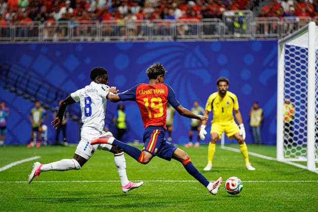 Joao Paulo and Lamine Yamal seen during FIFA World Cup, WM, Weltmeisterschaft, Fussball 2026 game between national teams of Spain and Cabo Verde (Grzegorz Wajda Ball Raw Images) Atlanta Monterrey Stadium USA Copyright: xGrzegorzxWajdax grzegorzwajda_spain_caboverde_2526_2-18