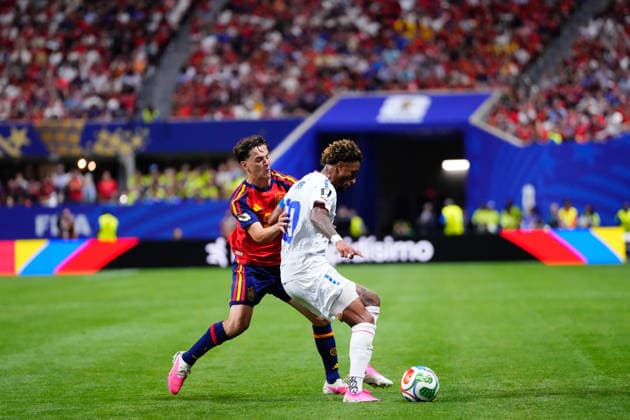 Spain v Cabo Verde: Group H - FIFA World Cup, WM, Weltmeisterschaft, Fussball 2026 Pablo Martin Gavi of Spain and Ryan Mendes of Cabo Verde compete for the ball during the FIFA World Cup 2026 Group H match between Spain and Cabo Verde at Atlanta Stadium on June 15, 2026 in Atlanta, United States. Atlanta GA United States  Copyright: xJosexBretonx originalFilename:bretonhernandez-spainvca260615_npRCm.jpg