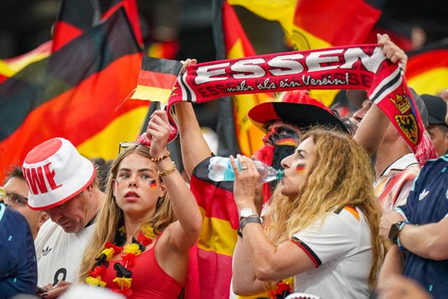 USA: Fussball FIFA World Cup, WM, Weltmeisterschaft, Fussball 2026 Gruppe E Deutschland vs Curacao Houston Stadium: Deutschland Fan mit Schal von Rot Weiss Essen RWE *** USA Soccer 2026 FIFA World Cup Group E Germany vs. Curaçao Houston Stadium German fan wearing a Rot-Weiss Essen (RWE) scarf,detected_source_language Copyright: xJOERANxSTEINSIEKx
