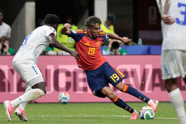 Spain s Lamine Yamal (R) in action during the 2026 FIFA World Cup, WM, Weltmeisterschaft, Fussball group H soccer match between Spain and Cape Verde at Mercedes-Benz Stadium, in Atlanta, Georgia, United States, 15 June 2026. FIFA World Cup 2026 - Group H - Spain vs. Cape Verde !ACHTUNG: NUR REDAKTIONELLE NUTZUNG!  Copyright: xLavandeiraxJrx GRAF8958 20260615-55020605396_1