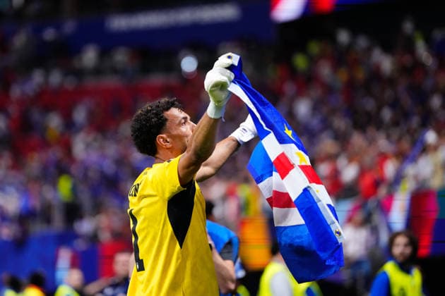 Spain v Cabo Verde: Group H - FIFA World Cup, WM, Weltmeisterschaft, Fussball 2026 Vozinha of Cabo Verde celebrates with the flag of Cabo Verde during the FIFA World Cup 2026 Group H match between Spain and Cabo Verde at Atlanta Stadium on June 15, 2026 in Atlanta, United States. Atlanta GA United States  Copyright: xJosexBretonx originalFilename:bretonhernandez-spainvca260615_npasI.jpg