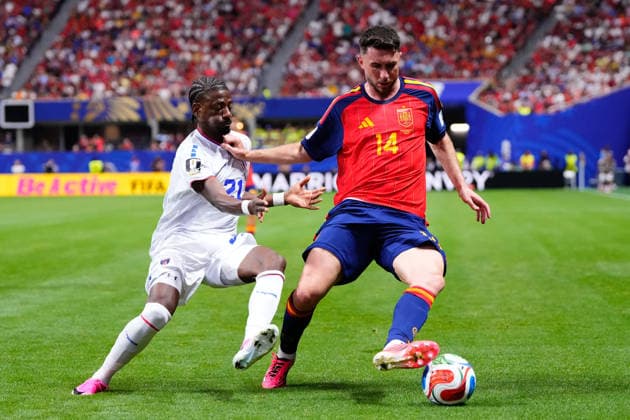 June 15, 2026, Atlanta, Georgia, United States: Aymeric Laporte of Spain and Nuno Da Costa of Cabo Verde compete for the ball during the FIFA World Cup, WM, Weltmeisterschaft, Fussball 2026 Group H match between Spain and Cabo Verde at Atlanta Stadium on June 15, 2026 in Atlanta, United States. Atlanta United States - ZUMAa181 20260615_zaa_a181_059 Copyright: xJosexBretonx