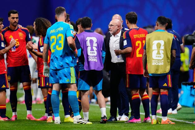 June 15, 2026, Atlanta, Georgia, United States: Luis de la Fuente, head coach of Spain, talk to the team during the FIFA World Cup, WM, Weltmeisterschaft, Fussball 2026 Group H match between Spain and Cabo Verde at Atlanta Stadium on June 15, 2026 in Atlanta, United States. Atlanta United States - ZUMAa181 20260615_zaa_a181_063 Copyright: xJosexBretonx