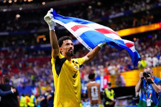 June 15, 2026, Atlanta, Georgia, United States: Vozinha of Cabo Verde celebrates with the flag of Cabo Verde during the FIFA World Cup, WM, Weltmeisterschaft, Fussball 2026 Group H match between Spain and Cabo Verde at Atlanta Stadium on June 15, 2026 in Atlanta, United States. Atlanta United States - ZUMAa181 20260615_zaa_a181_074 Copyright: xJosexBretonx