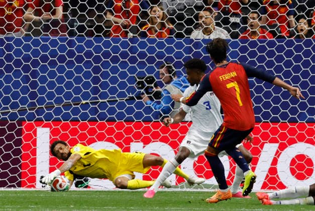 Spain s Ferran Torres (R) in action against Cape Verde s goalkeeper Josimar Das Vozinha (L) during the 2026 FIFA World Cup, WM, Weltmeisterschaft, Fussball group H soccer match between Spain and Cape Verde at Mercedes-Benz Stadium, in Atlanta, Georgia, United States, 15 June 2026. FIFA World Cup 2026 - Group H - Spain vs. Cape Verde !ACHTUNG: NUR REDAKTIONELLE NUTZUNG!  Copyright: xLavandeiraxJrx GRAF8983 20260615-55020605579_1