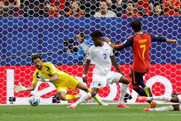 Spain s Ferran Torres (R) in action against Cape Verde s goalkeeper Josimar Das Vozinha (L) during the 2026 FIFA World Cup, WM, Weltmeisterschaft, Fussball group H soccer match between Spain and Cape Verde at Mercedes-Benz Stadium, in Atlanta, Georgia, United States, 15 June 2026. FIFA World Cup 2026 - Group H - Spain vs. Cape Verde !ACHTUNG: NUR REDAKTIONELLE NUTZUNG!  Copyright: xLavandeiraxJrx GRAF8984 20260615-55020605576_1