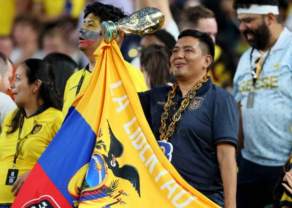 Cote D Ivoire v Ecuador: Group E - FIFA World Cup, WM, Weltmeisterschaft, Fussball 2026 Ecuador fan with flag and replica World Cup Trophy before the FIFA World Cup 2026 Group E match between Cote D Ivoire and Ecuador at Philadelphia Stadium on June 14, 2026 in Philadelphia, United States. WARNING! This Photograph May Only Be Used For Newspaper And Or Magazine Editorial Purposes. May Not Be Used For Publications Involving 1 player, 1 Club Or 1 Competition Without Written Authorisation From Football DataCo Ltd. For Any Queries, Please Contact Football DataCo Ltd on +44 (0) 207 864 9121 Philadelphia Philadelphia Stadium PA United States Copyright: xAllstarxPicturexLibraryxLtdx