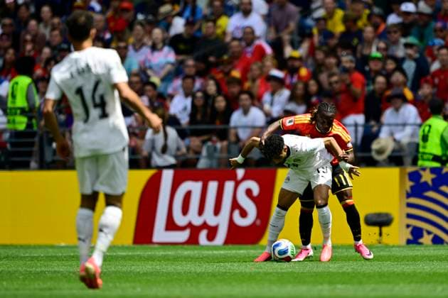 Belgium vs Egypt - 2026 FIFA World Cup, WM, Weltmeisterschaft, Fussball SEATTLE, USA - JUNE 15 : Doku Jeremy forward of Belgium, Attia Marwan midfielder of Egypt in action during the FIFA World Cup 2026 Group G match between Belgium and Egypt at the Lumen Field stadium on June 15, 2026 in Seattle, USA, 15 06 2026 Seattle United States of America  Copyright: xJanxDexMeuleneirx