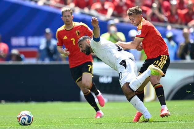 Belgium vs Egypt - 2026 FIFA World Cup, WM, Weltmeisterschaft, Fussball SEATTLE, USA - JUNE 15 : Castagne Timothy defender of Belgium and Salah Mohamed forward of Egypt battle for the ball during the FIFA World Cup 2026 Group G match between Belgium and Egypt at the Lumen Field stadium on June 15, 2026 in Seattle, USA, 15 06 2026 Seattle United States of America  Copyright: xNicoxVereeckenx