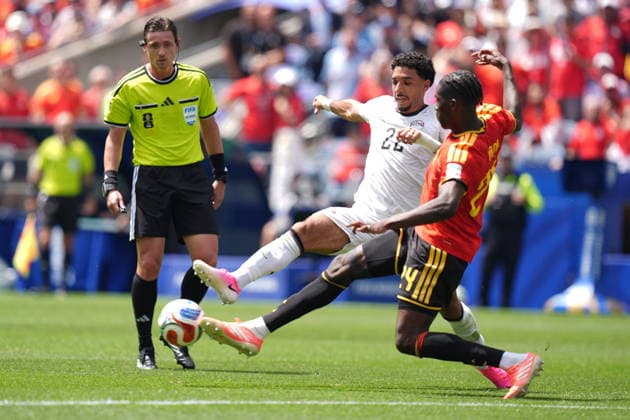 Belgium v Egypt - FIFA World Cup, WM, Weltmeisterschaft, Fussball 2026 - Group G SEATTLE, UNITED STATES - JUNE 15: Amadou Onana (R) of Belgium in action against Omar Marmoush (2nd R) of Egypt during the 2026 FIFA World Cup First Stage Group G match between Belgium and Egypt at Lumen Field (Seattle Stadium) in Seattle, Washington, United States on June 15, 2026. Ercin Erturk Anadolu Washington United States. Editorial use only. Please get in touch for any other usage.  Copyright: x2026xAnadoluxErcinxErturkx