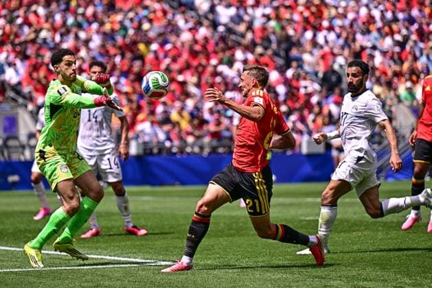 Egypt s goalkeeper Mostafa Shobeir and Belgium s Timothy Castagne fight for the ball during a soccer game between Belgian national team, Nationalteam Red Devils and Egypt, on Monday 15 June 2026 in Seattle, the first game in the group stage of the FIFA World Cup, WM, Weltmeisterschaft, Fussball 2026 in the United States of America. The Diables Rouges - Rode Duivels were drawn into Group G. DIRKxWAEM  x177812546x