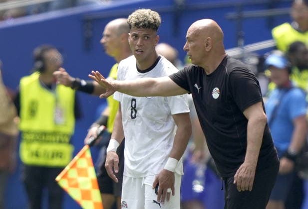 FIFA World Cup, WM, Weltmeisterschaft, Fussball 2026 - Group G - Belgium vs Egypt Egypt s head coach Hossam Hassan talks to player Emam Ashour (L) during the FIFA World Cup 2026 group stage match Belgium against Egypt, in Seattle, USA, 15 June 2026. SEATTLE United States  Copyright: xSTEPHENxBRASHEARx