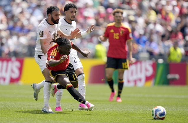 FIFA World Cup, WM, Weltmeisterschaft, Fussball 2026 - Group G - Belgium vs Egypt Jeremy Doku (foreground) of Belgium in action against Mohanad Lasheen and Omar Marmoush (R) of Egypt during the FIFA World Cup 2026 group stage match Belgium against Egypt, in Seattle, USA, 15 June 2026. SEATTLE United States  Copyright: xSTEPHENxBRASHEARx
