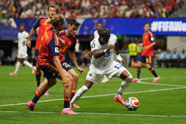 June 15, 2026, Atlanta, Georgia, United States of America: Defender SIDNY CABRAL (13) of Cape Verde controls the ball against Midfielder MARCOS LLORENTE (5) and Midfielder PEDRI (20) of Spain during the Spain Vs Cabo Verde First Stage Group H match in ATLANTA, Georgia. Match ends in a draw 0-0. Atlanta United States of America - ZUMAg276 20260615_zsp_g276_004 Copyright: xMalachixGabrielx