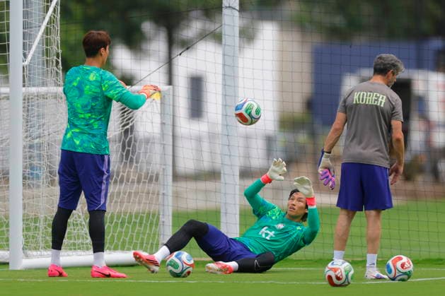 FIFA World Cup, WM, Weltmeisterschaft, Fussball 2026 - South Korea training session South Korean s goal keeper Kim Seung-gyu (C) takes part in a training session in Guadalajara, Mexico, 15 June 2026. South Korea will face Mexico in a FIFA 2026 World Cup group A match on 19 June. Guadalajara Mexico  Copyright: xFranciscoxGuascox
