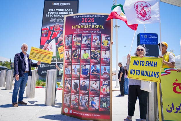 USA: Fussball FIFA World Cup, WM, Weltmeisterschaft, Exil-Iraner demonstrieren vor dem SoFi Stadium vor einem Spiel der FIFA-Weltmeisterschaft 2026 gegen die Islamische Republik Iran. Die Aktivisten erinnern an getötete und verfolgte Sportler und fordern den Ausschluss des iranischen Fußballverbandes. Die Proteste stehen im Zusammenhang mit der Bewegung Woman, Life, Freedom. *** USA Soccer 2026 FIFA World Cup Iranian exiles demonstrate outside SoFi Stadium ahead of a 2026 FIFA World Cup match against the Islamic Republic of Iran. The activists are commemorating athletes who have been killed or persecuted and are calling for the exclusion of the Iranian Football FederationThe protests are linked to the Woman, Life, Freedom movement,detected_source_language Copyright: xJOERANxSTEINSIEKx