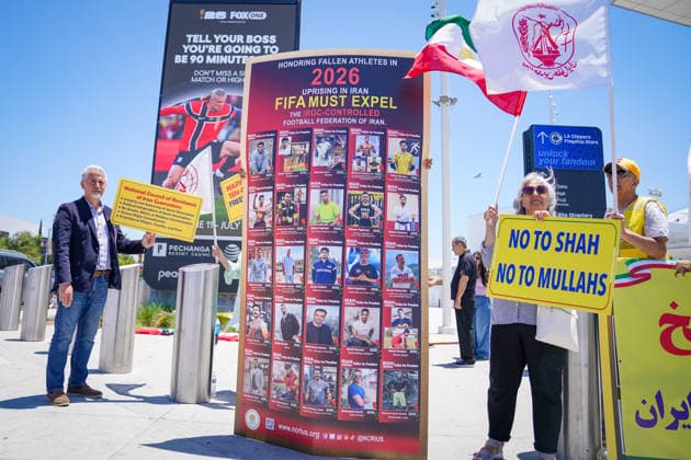 USA: Fussball FIFA World Cup, WM, Weltmeisterschaft, Exil-Iraner demonstrieren vor dem SoFi Stadium vor einem Spiel der FIFA-Weltmeisterschaft 2026 gegen die Islamische Republik Iran. Die Aktivisten erinnern an getötete und verfolgte Sportler und fordern den Ausschluss des iranischen Fußballverbandes. Die Proteste stehen im Zusammenhang mit der Bewegung Woman, Life, Freedom. *** USA Soccer 2026 FIFA World Cup Iranian exiles demonstrate outside SoFi Stadium ahead of a 2026 FIFA World Cup match against the Islamic Republic of Iran. The activists are commemorating athletes who have been killed or persecuted and are calling for the exclusion of the Iranian Football FederationThe protests are linked to the Woman, Life, Freedom movement,detected_source_language Copyright: xJOERANxSTEINSIEKx