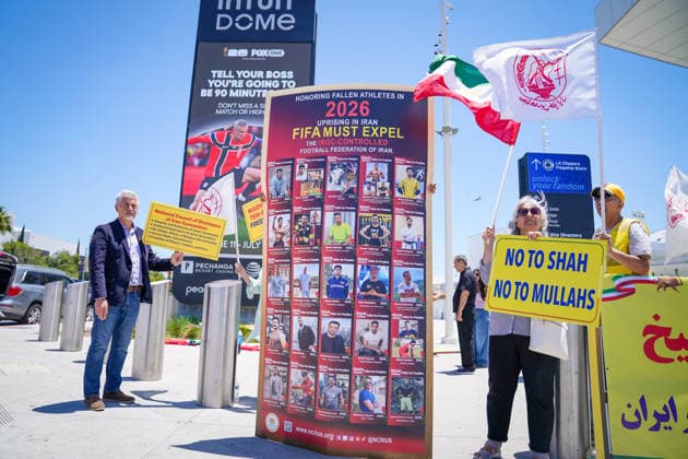 USA: Fussball FIFA World Cup, WM, Weltmeisterschaft, Exil-Iraner demonstrieren vor dem SoFi Stadium vor einem Spiel der FIFA-Weltmeisterschaft 2026 gegen die Islamische Republik Iran. Die Aktivisten erinnern an getötete und verfolgte Sportler und fordern den Ausschluss des iranischen Fußballverbandes. Die Proteste stehen im Zusammenhang mit der Bewegung Woman, Life, Freedom. *** USA Soccer 2026 FIFA World Cup Iranian exiles demonstrate outside SoFi Stadium ahead of a 2026 FIFA World Cup match against the Islamic Republic of Iran. The activists are commemorating athletes who have been killed or persecuted and are calling for the exclusion of the Iranian Football FederationThe protests are linked to the Woman, Life, Freedom movement,detected_source_language Copyright: xJOERANxSTEINSIEKx