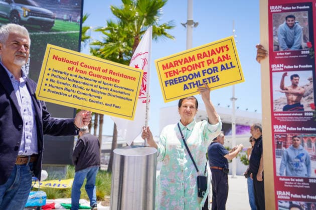 USA: Fussball FIFA World Cup, WM, Weltmeisterschaft, Exil-Iraner demonstrieren vor dem SoFi Stadium vor einem Spiel der FIFA-Weltmeisterschaft 2026 gegen die Islamische Republik Iran. Die Aktivisten erinnern an getötete und verfolgte Sportler und fordern den Ausschluss des iranischen Fußballverbandes. Die Proteste stehen im Zusammenhang mit der Bewegung Woman, Life, Freedom. *** USA Soccer 2026 FIFA World Cup Iranian exiles demonstrate outside SoFi Stadium ahead of a 2026 FIFA World Cup match against the Islamic Republic of Iran. The activists are commemorating athletes who have been killed or persecuted and are calling for the exclusion of the Iranian Football FederationThe protests are linked to the Woman, Life, Freedom movement,detected_source_language Copyright: xJOERANxSTEINSIEKx