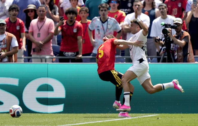 FIFA World Cup, WM, Weltmeisterschaft, Fussball 2026 - Group G - Belgium vs Egypt Maxim De Cuyper (L) of Belgium in action against Zizo of Egypt during the FIFA World Cup 2026 group stage match Belgium against Egypt, in Seattle, USA, 15 June 2026. SEATTLE United States  Copyright: xSTEPHENxBRASHEARx