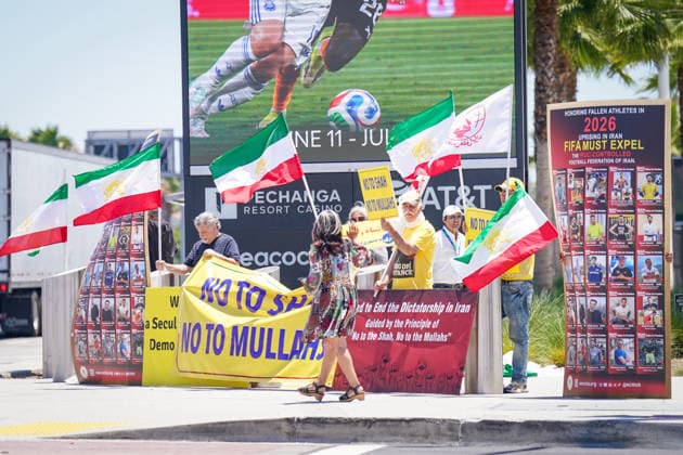 USA: Fussball FIFA World Cup, WM, Weltmeisterschaft, Exil-Iraner demonstrieren vor dem SoFi Stadium vor einem Spiel der FIFA-Weltmeisterschaft 2026 gegen die Islamische Republik Iran. Die Aktivisten erinnern an getötete und verfolgte Sportler und fordern den Ausschluss des iranischen Fußballverbandes. Die Proteste stehen im Zusammenhang mit der Bewegung Woman, Life, Freedom. *** USA Soccer 2026 FIFA World Cup Iranian exiles demonstrate outside SoFi Stadium ahead of a 2026 FIFA World Cup match against the Islamic Republic of Iran. The activists are commemorating athletes who have been killed or persecuted and are calling for the exclusion of the Iranian Football FederationThe protests are linked to the Woman, Life, Freedom movement,detected_source_language Copyright: xJOERANxSTEINSIEKx
