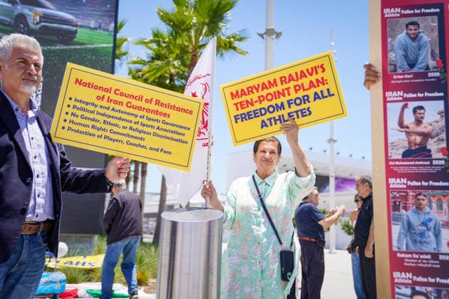 USA: Fussball FIFA World Cup, WM, Weltmeisterschaft, Exil-Iraner demonstrieren vor dem SoFi Stadium vor einem Spiel der FIFA-Weltmeisterschaft 2026 gegen die Islamische Republik Iran. Die Aktivisten erinnern an getötete und verfolgte Sportler und fordern den Ausschluss des iranischen Fußballverbandes. Die Proteste stehen im Zusammenhang mit der Bewegung Woman, Life, Freedom. *** USA Soccer 2026 FIFA World Cup Iranian exiles demonstrate outside SoFi Stadium ahead of a 2026 FIFA World Cup match against the Islamic Republic of Iran. The activists are commemorating athletes who have been killed or persecuted and are calling for the exclusion of the Iranian Football FederationThe protests are linked to the Woman, Life, Freedom movement,detected_source_language Copyright: xJOERANxSTEINSIEKx