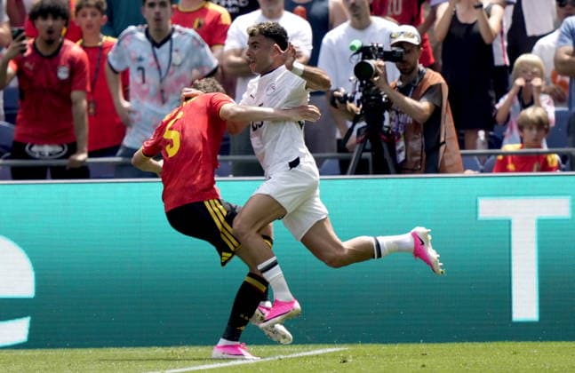 FIFA World Cup, WM, Weltmeisterschaft, Fussball 2026 - Group G - Belgium vs Egypt Maxim De Cuyper (L) of Belgium in action against Zizo of Egypt during the FIFA World Cup 2026 group stage match Belgium against Egypt, in Seattle, USA, 15 June 2026. SEATTLE United States  Copyright: xSTEPHENxBRASHEARx