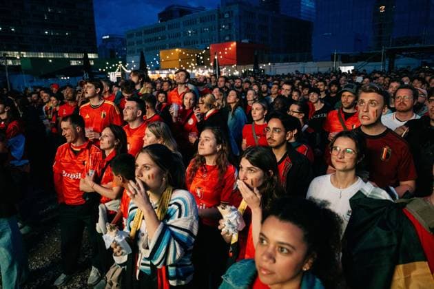 Supporters react during a soccer game between Belgian national team, Nationalteam Red Devils and Egypt, on a big screen in Brussels, on Monday 15 June 2026, the first game in the group stage of the FIFA World Cup, WM, Weltmeisterschaft, Fussball 2026 in the United States of America. The Diables Rouges - Rode Duivels were drawn into Group G. MARIUS BURGELMAN MariusxBurgelman  x177815429x